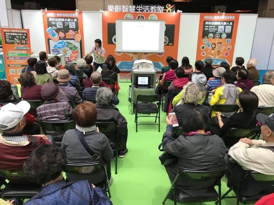資訊月熟齡長者手機教學活動現場照片20171207
