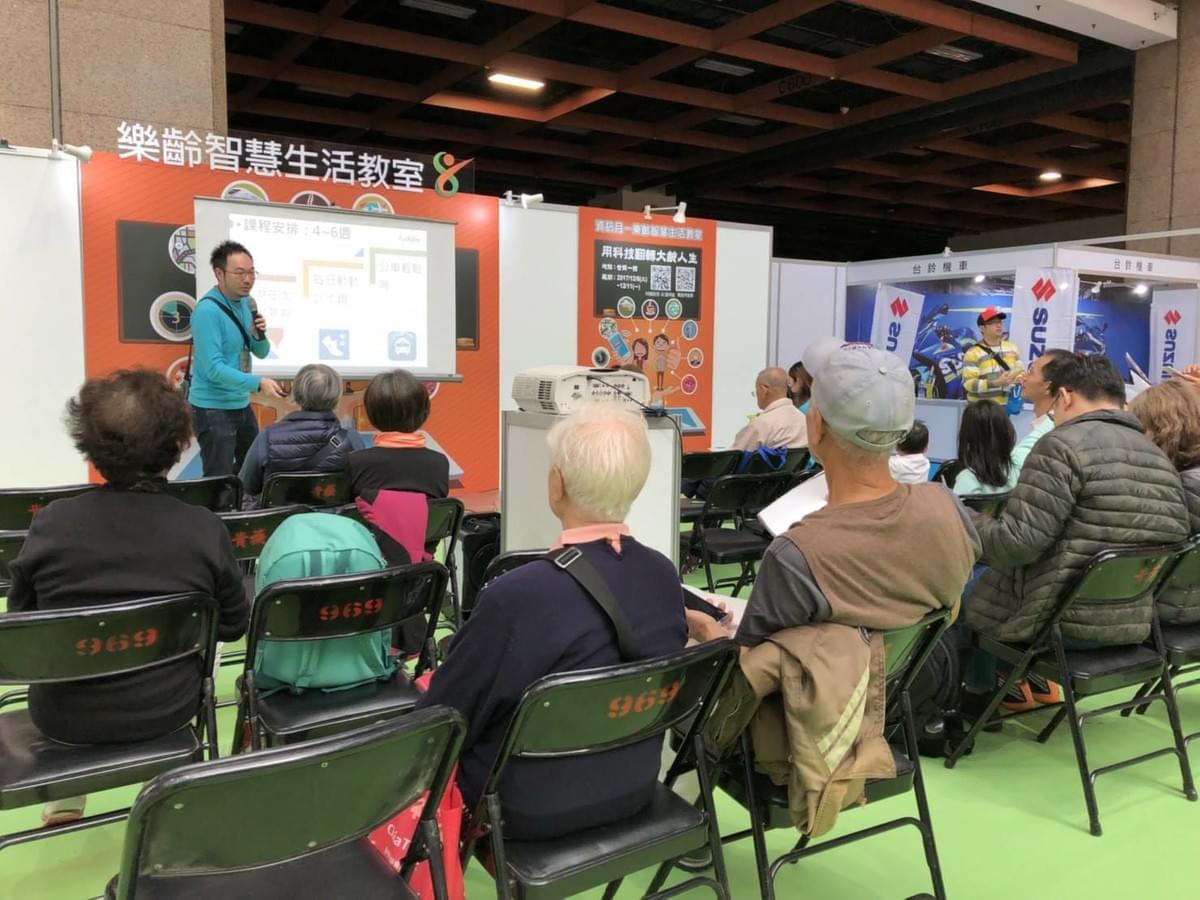資訊月熟齡長者手機教學活動現場照片20171210