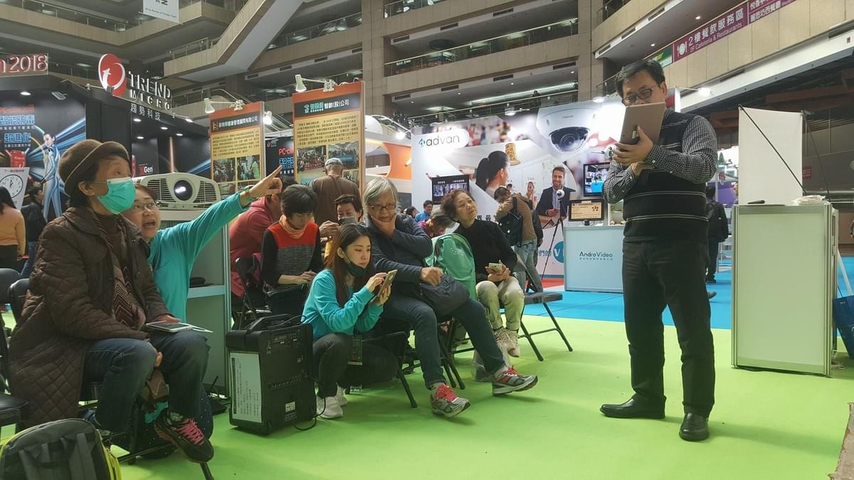 資訊月熟齡長者手機教學活動現場照片20171210