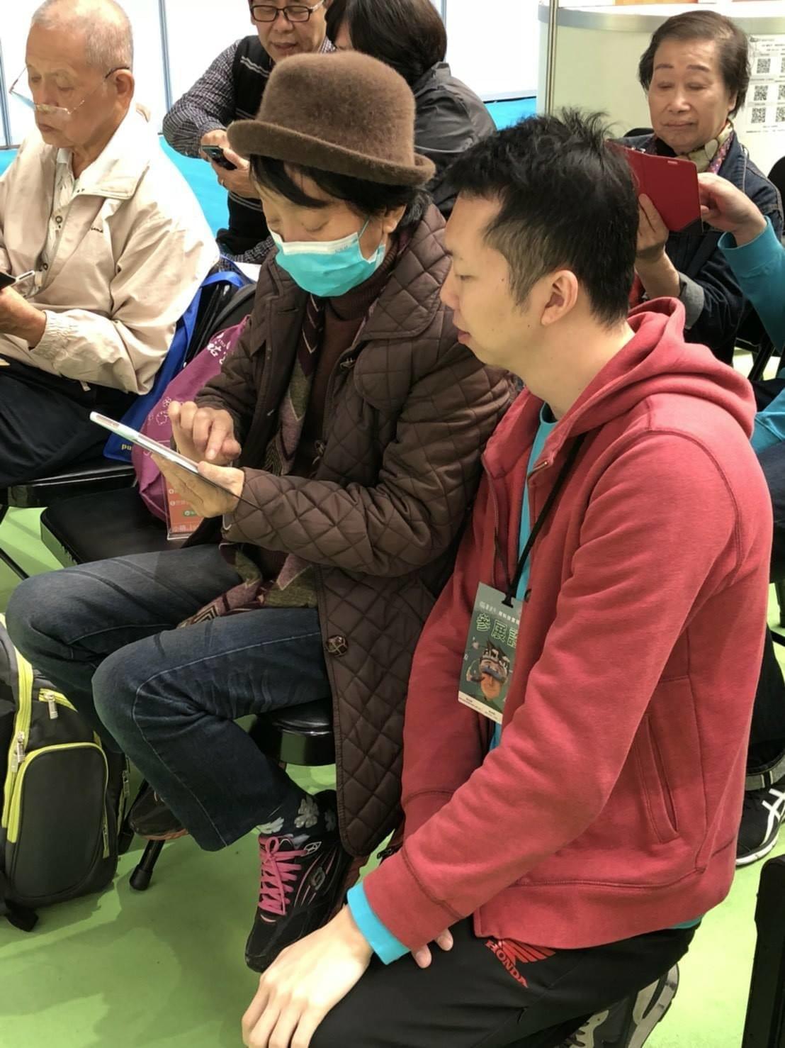 資訊月熟齡長者手機教學活動現場照片20171210