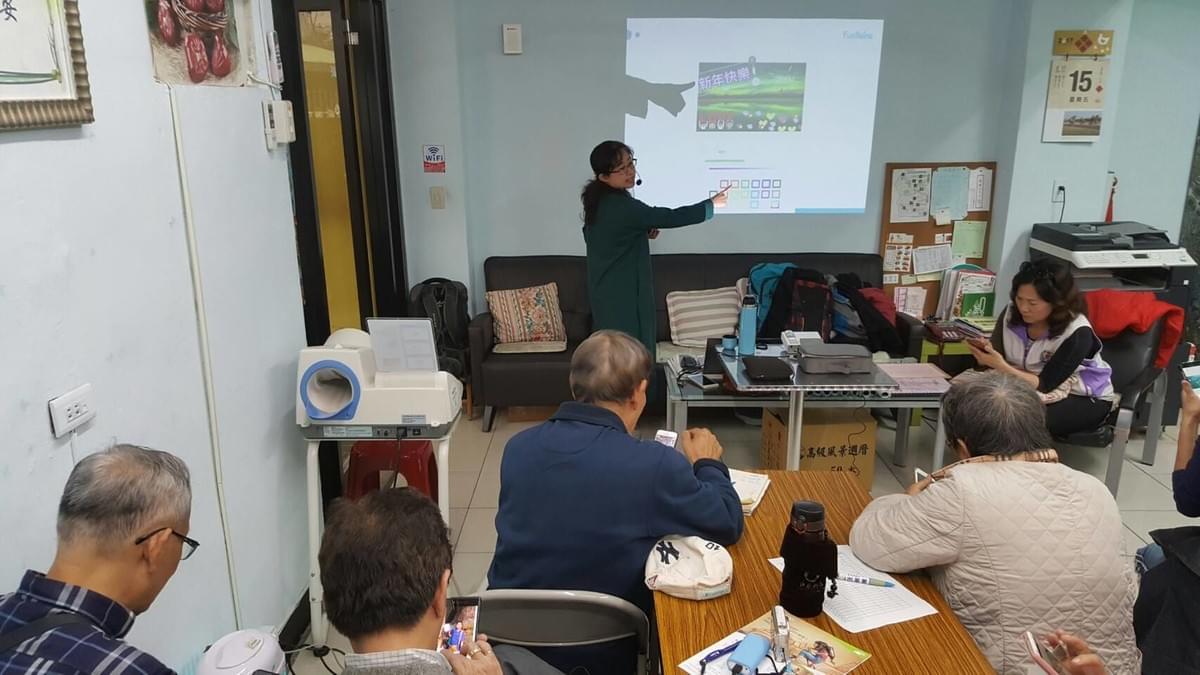 熟齡長者手機教學活動現場照片20171215