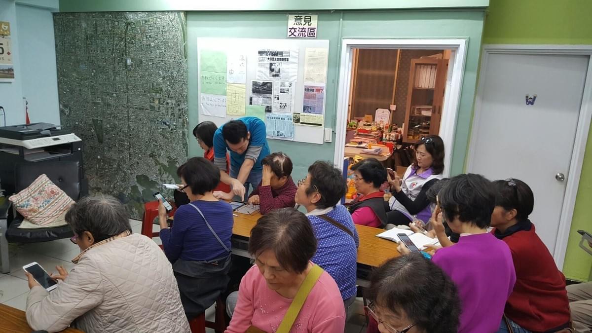 熟齡長者手機教學活動現場照片20171215