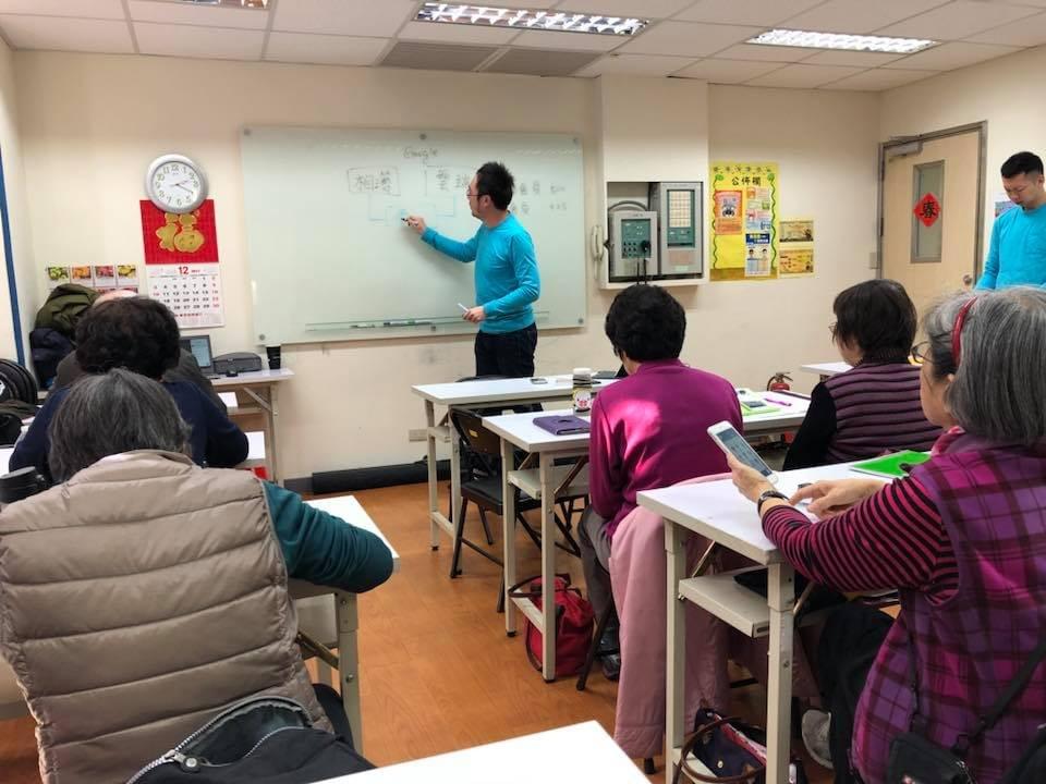 熟齡長者手機教學活動現場照片20171220