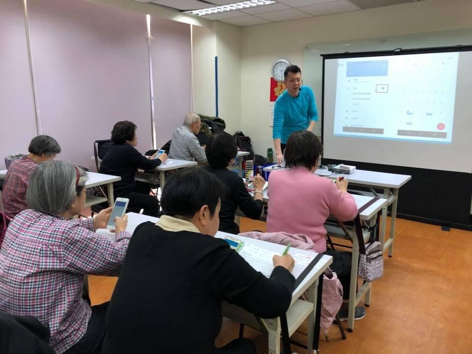 熟齡長者手機教學活動現場照片20171227