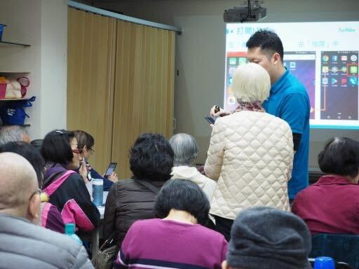 熟齡長者手機教學活動現場照片20180104