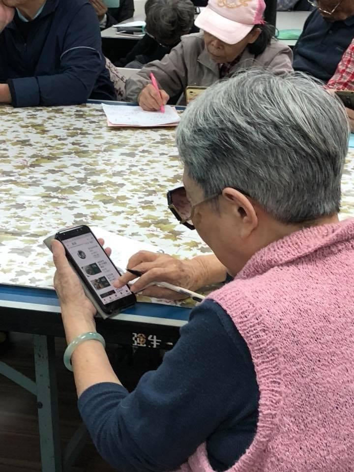 智樂活銀髮熟齡長者手機教學活動現場照片20180123