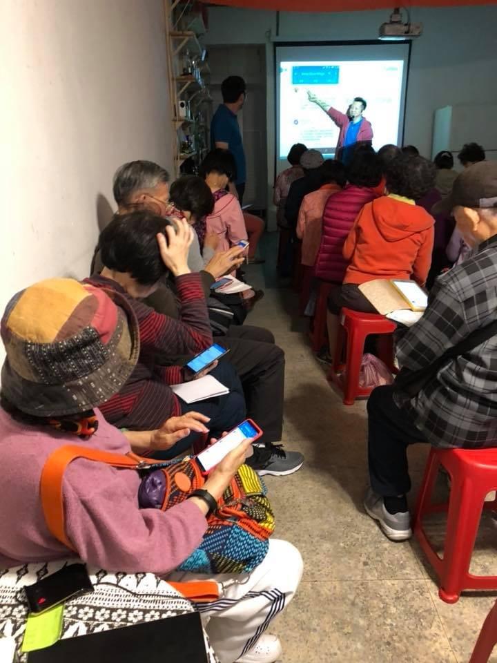 智樂活銀髮熟齡長者手機教學活動現場照片20180316
