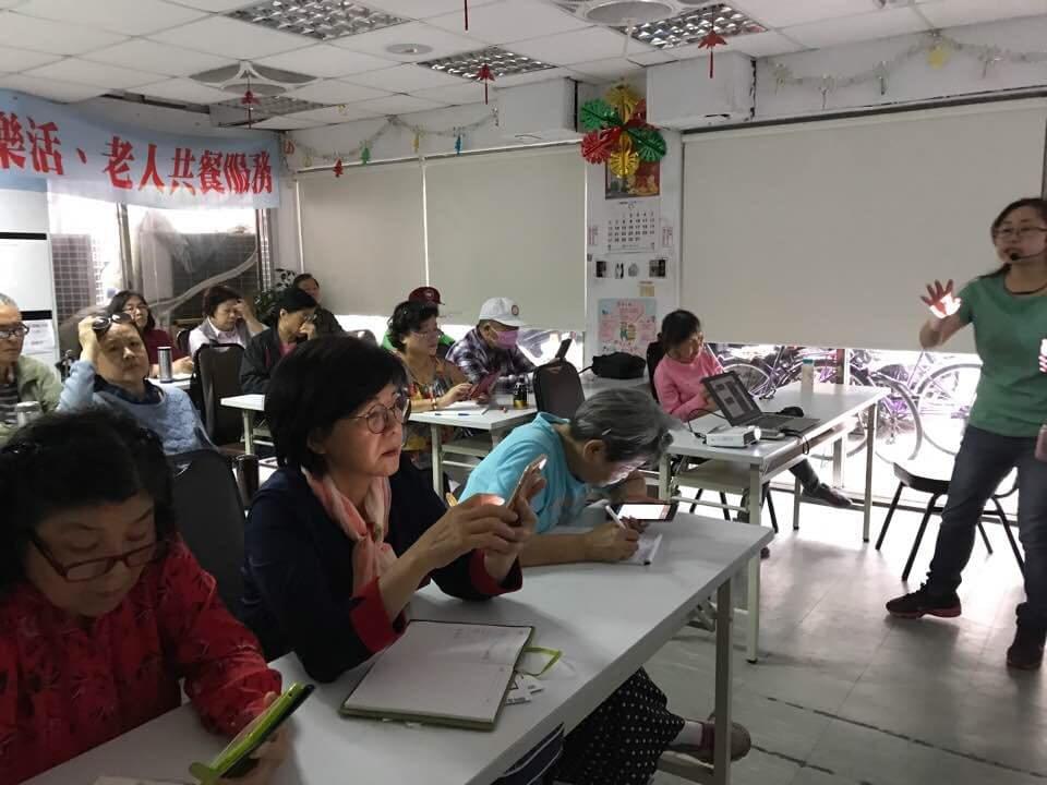 智樂活銀髮熟齡長者手機教學活動現場照片20180503