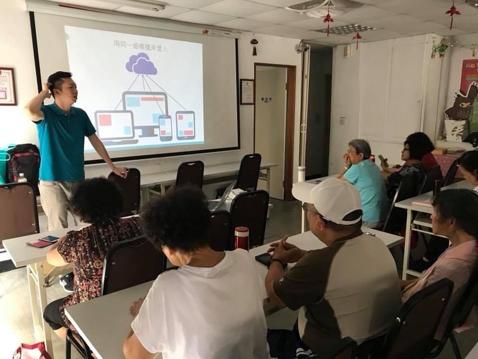 智樂活銀髮熟齡長者手機教學活動現場照片20180510