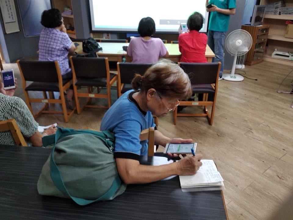 智樂活銀髮熟齡長者手機教學活動現場照片20180524