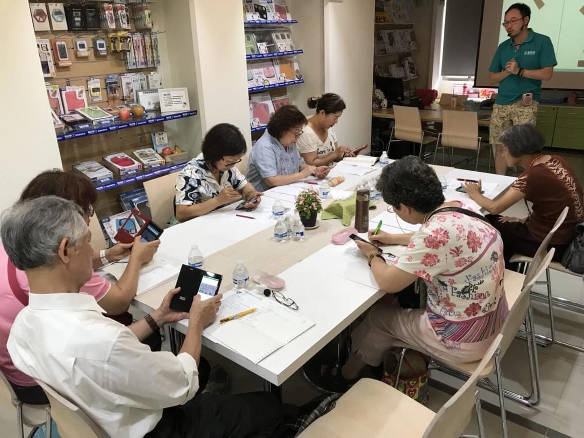 智樂活銀髮熟齡長者手機教學活動現場照片20180528