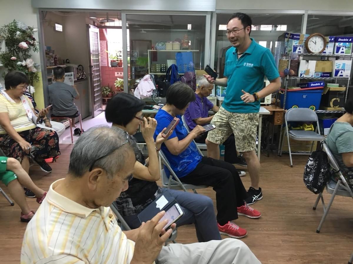 智樂活銀髮熟齡長者手機教學活動現場照片20180605