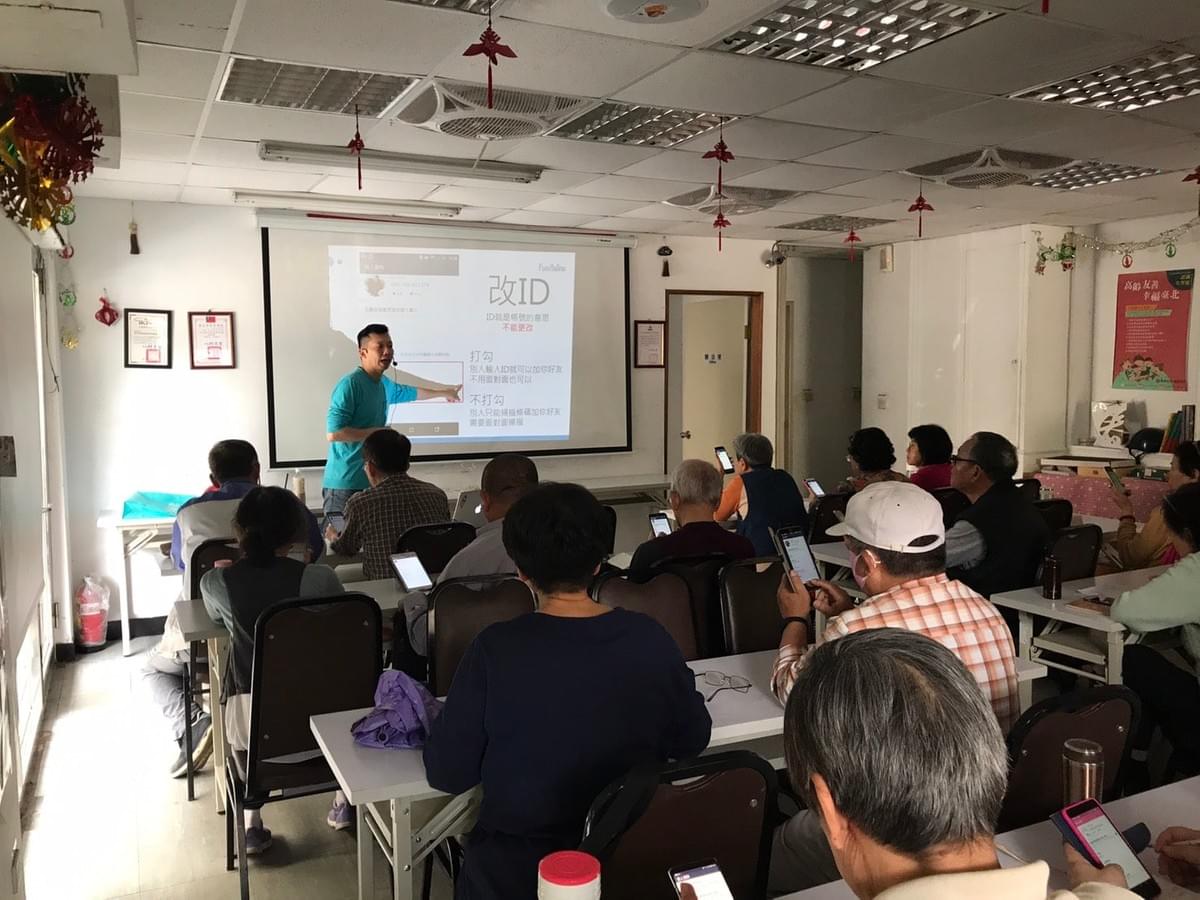 智樂活銀髮熟齡長者手機教學活動現場照片20180419