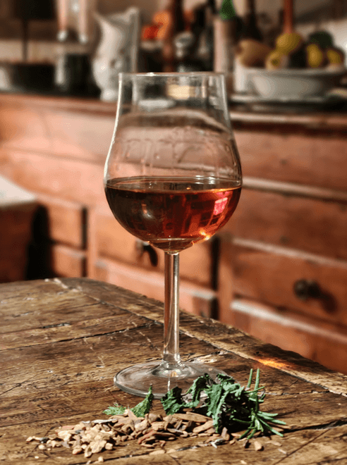 amaro digestivo artigianale degustato a temperatura ambiente