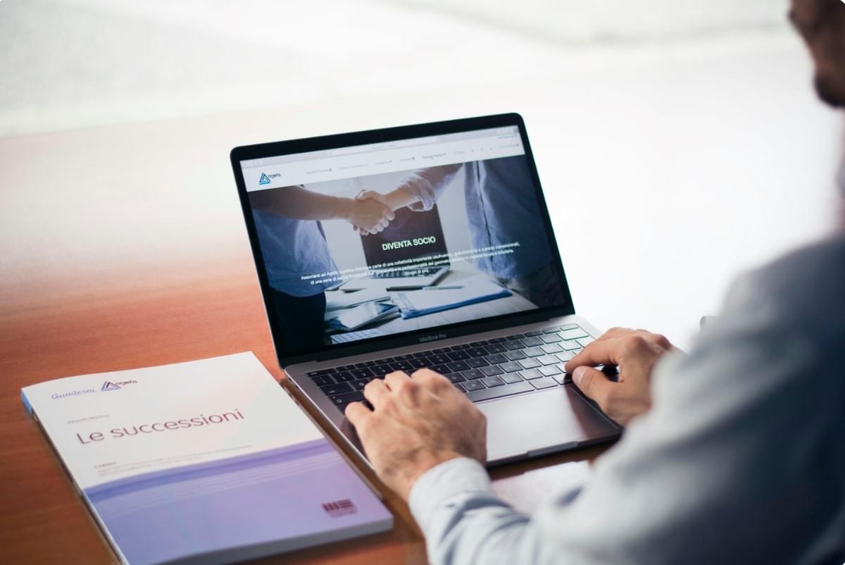 Laptop Lifestyle Unlocked: O Guia Definitivo para se Tornar uma Empreendedora Digital de Sucesso