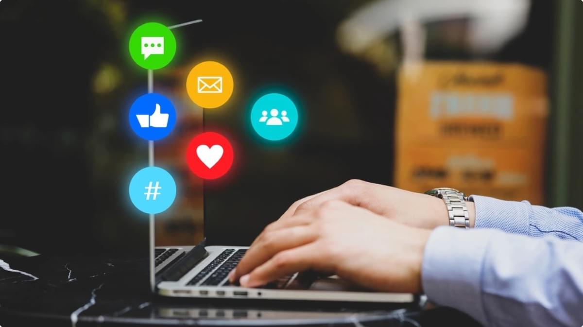 Social Media Promotie en Strikingly: Creatieve Manieren om Uw Publiek te Betrekken