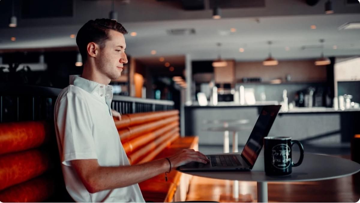 Scrollen, Klicken, Erobern: Die Kunst des Internet-Marketing-Chaos