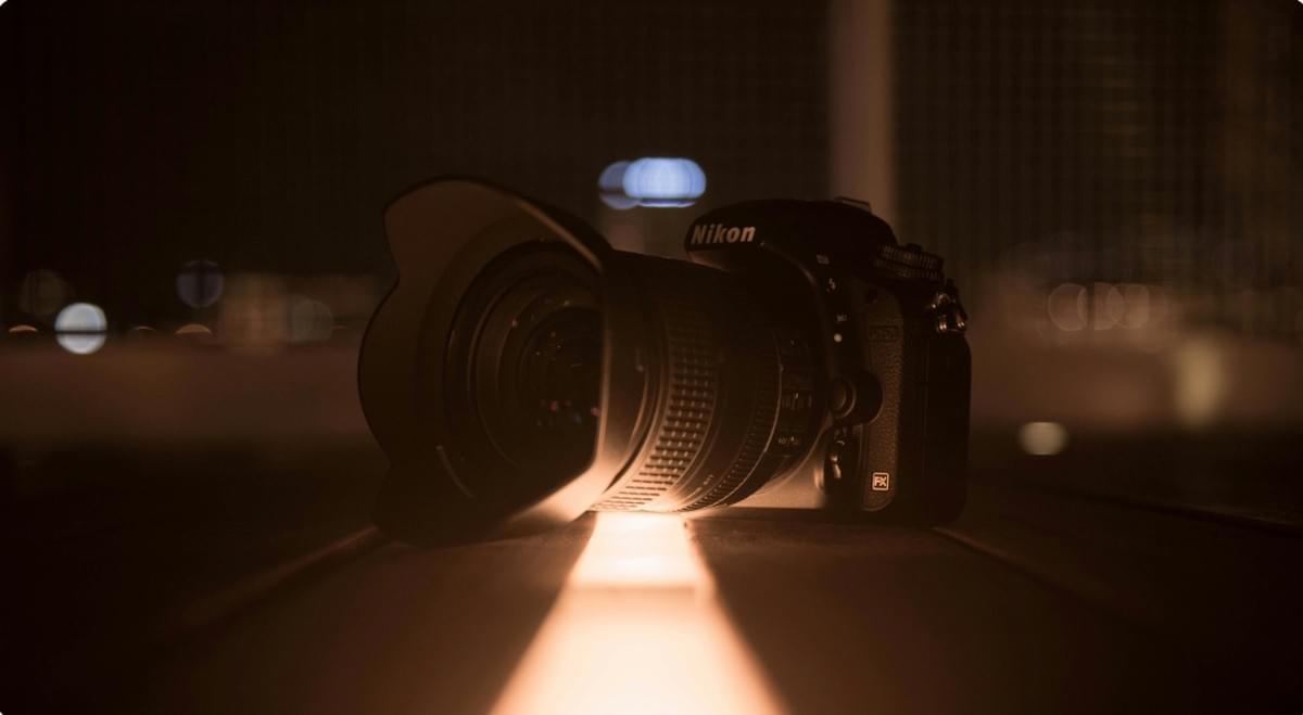 Equipamento para fotografia noturna, incluindo máquina fotográfica e tripé.
