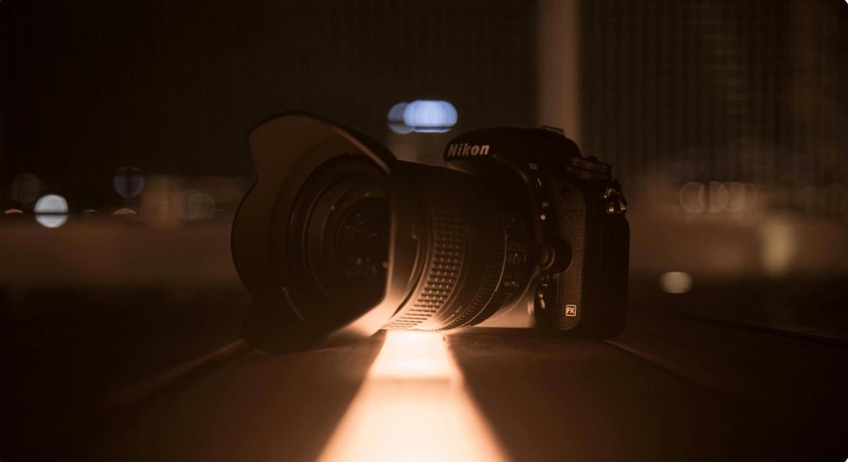 Benodigdheden voor nachtfotografie, waaronder camera en statief.