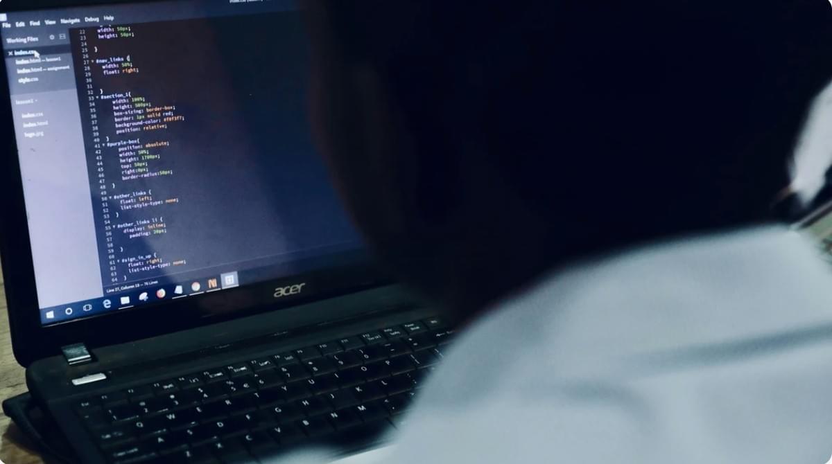Habilidades Essenciais que Toda Desenvolvedora Web Deve Dominar em 2024