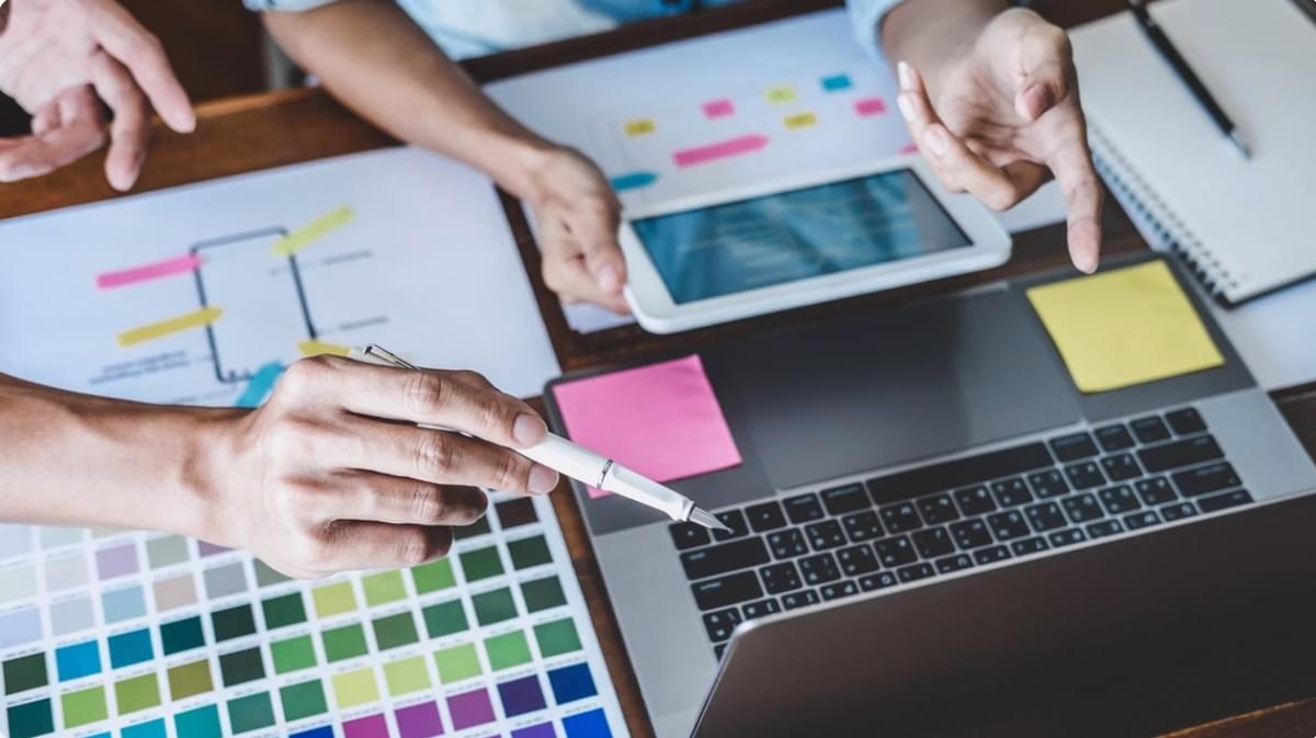 Webdesigner bei der Arbeit