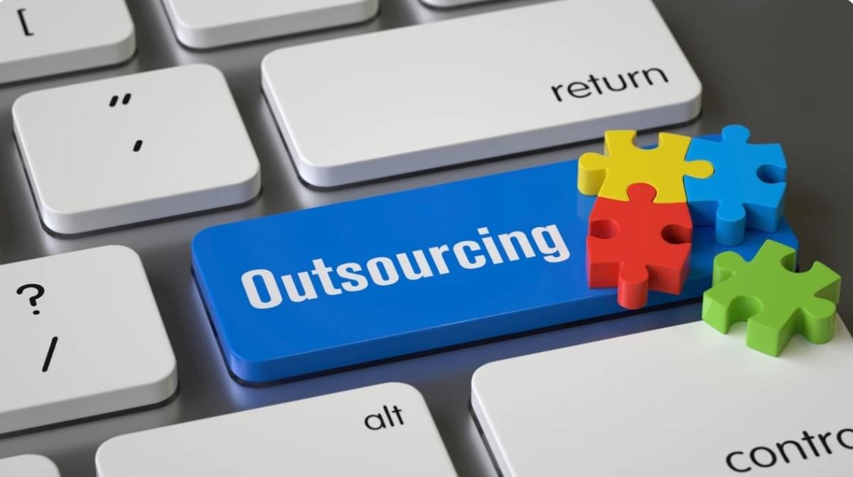 Externalizar a Criação de Conteúdo: Pesando os Prós e Contras