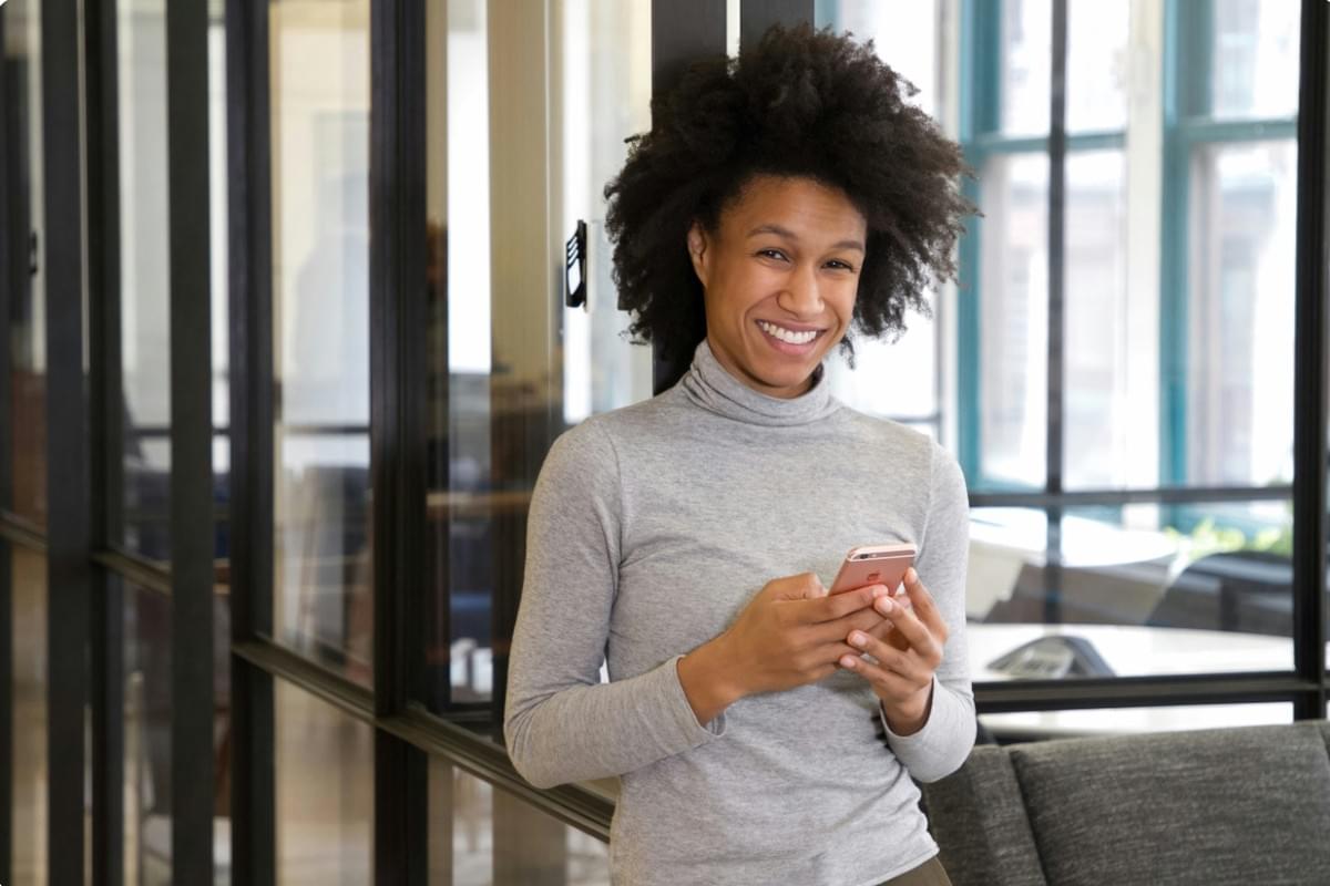 Klantenservicemedewerker voor sociale media die klanten op verschillende platforms helpt