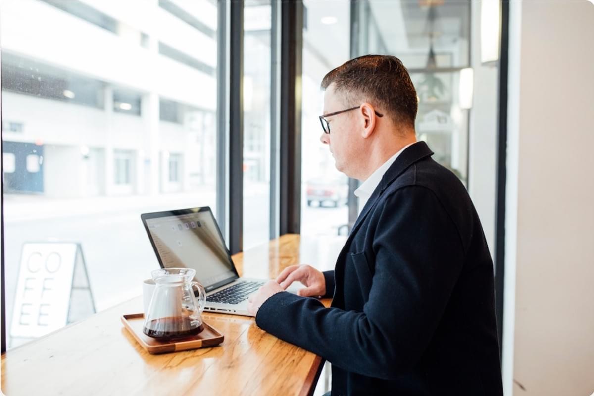 Machen Sie den ersten Schritt und werden Sie noch heute Immobilienmakler.