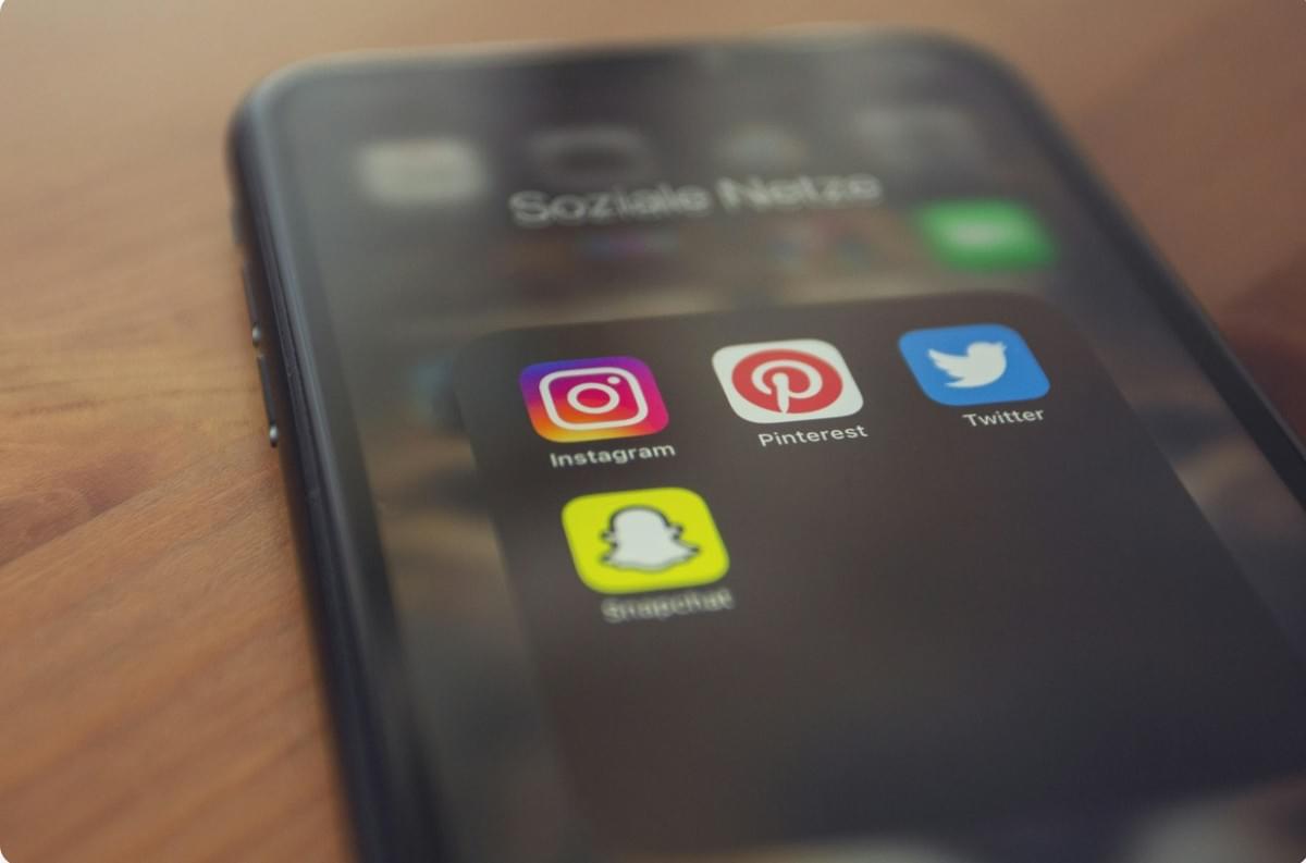 verschillende sociale media-apps op een telefoon