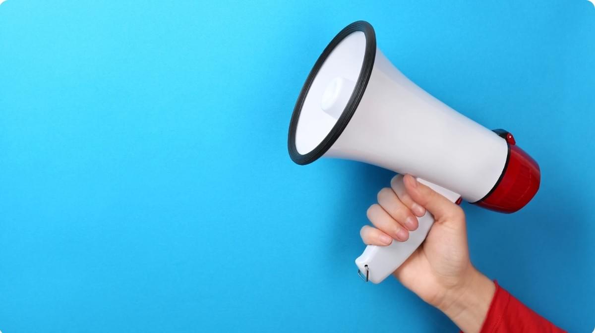 tevreden klanten die hun mening delen via feedback