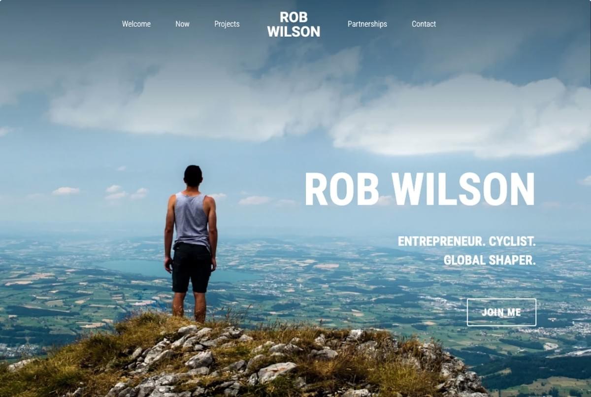 Modelo de marca pessoal impactante da Strikingly