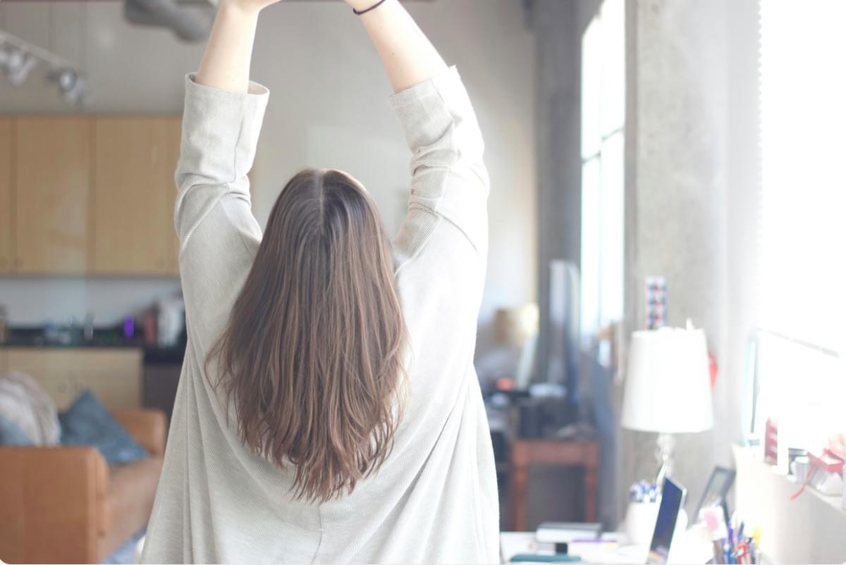 Verhoog je productiviteit met rek- en strekoefeningen achter je bureau.