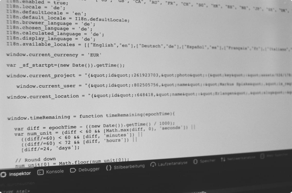 Vergleich von minimiertem und unminimiertem Code zeigt schnellere Ladezeiten auf langsamen Websites.