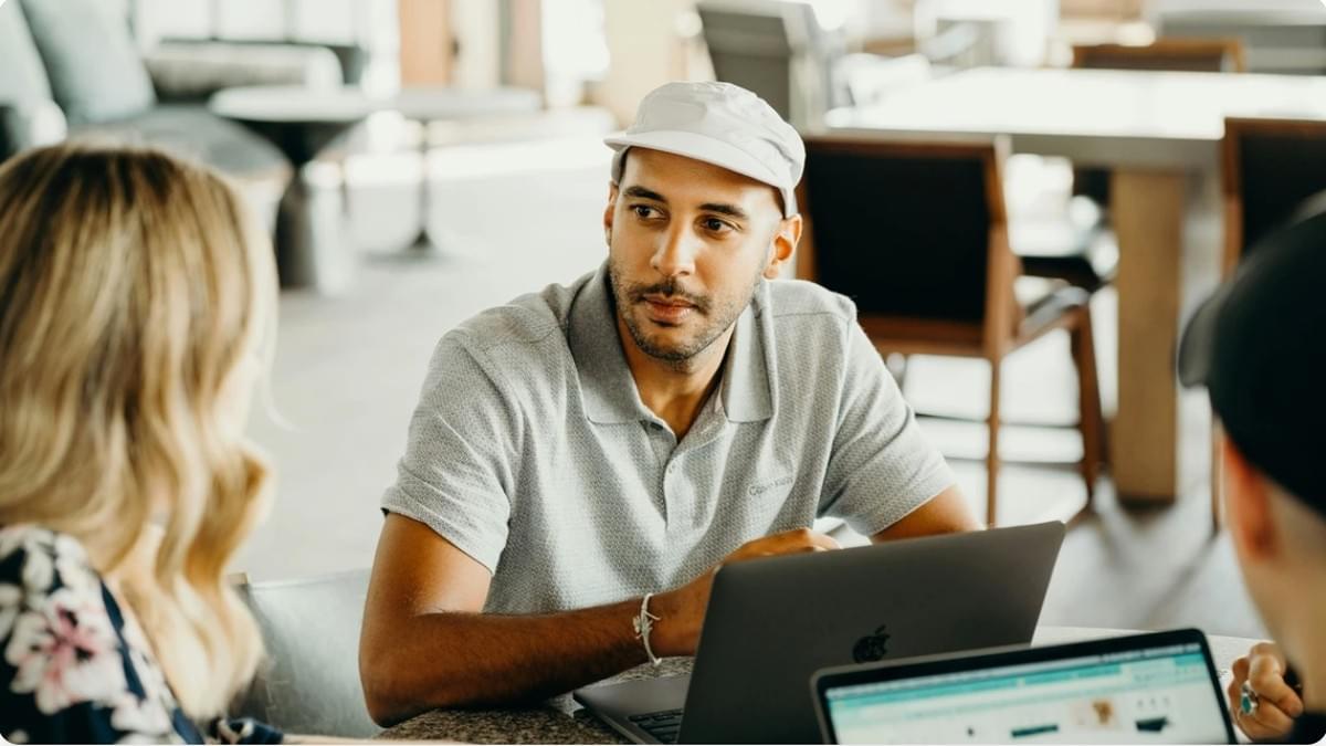 dê um impulso à sua jornada de marketing online com os sites Strikingly