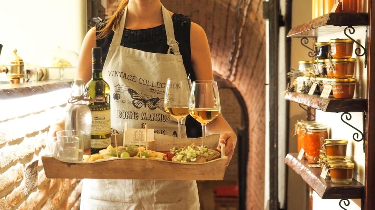 Service Marketing 101: Kenmerken, Voordelen & Strategieën om Klanttevredenheid te Leveren met Strikingly