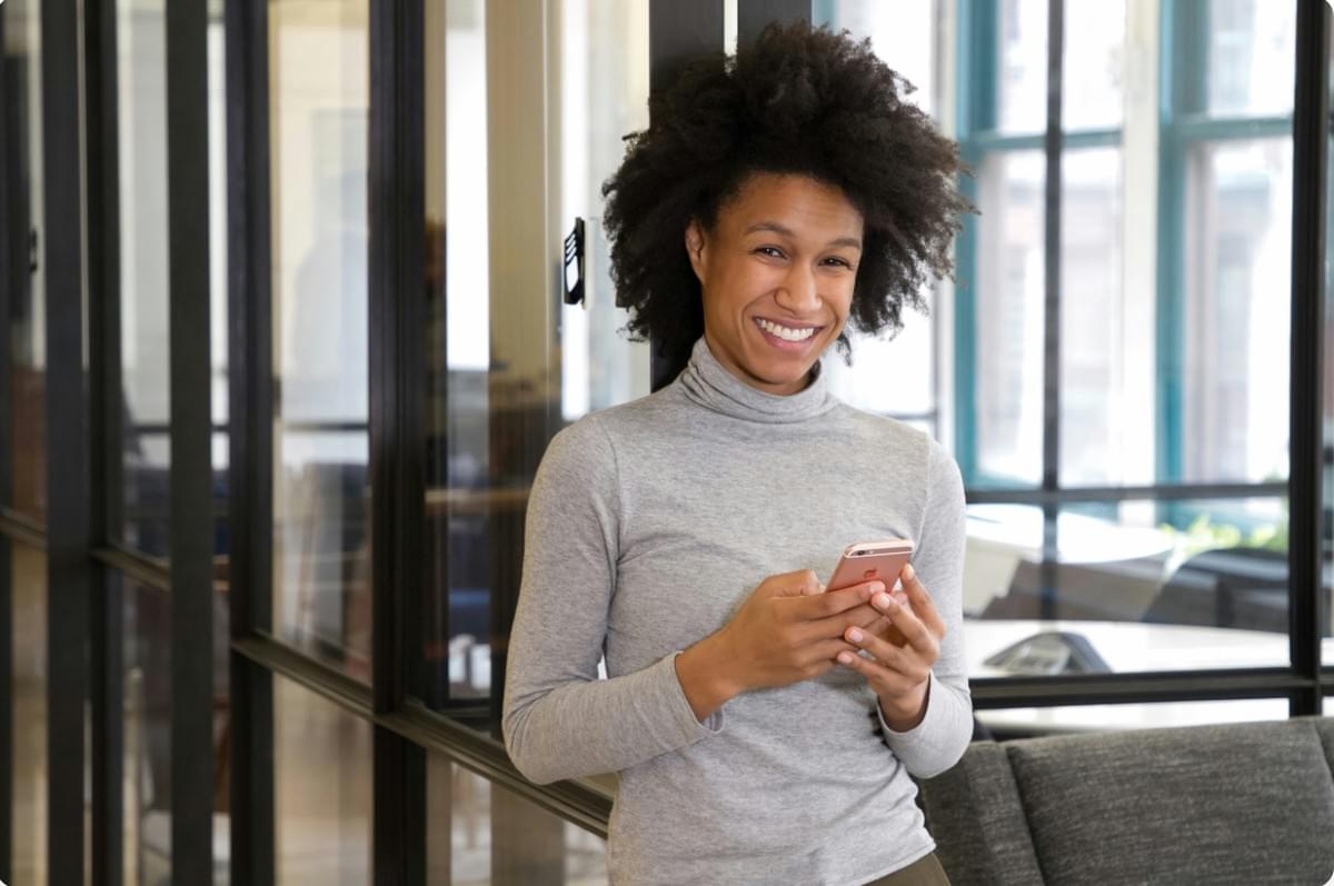 Social-Media-Kundendienstmitarbeiter, der Kunden auf verschiedenen Plattformen unterstützt.