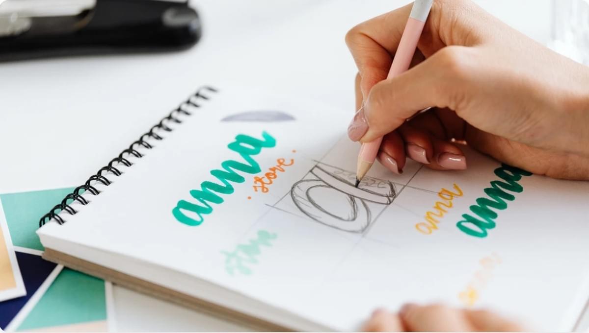 Combinatie van merklettertypen weergegeven op marketingmateriaal