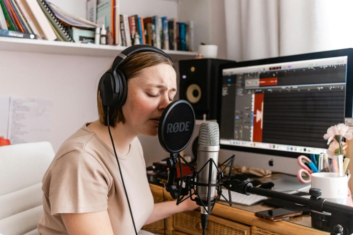 Maak een podcast met een professionele opstelling en microfoon.