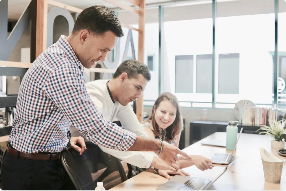 Belangrijke Factoren om te Overwegen bij de Implementatie van Zakelijke Software