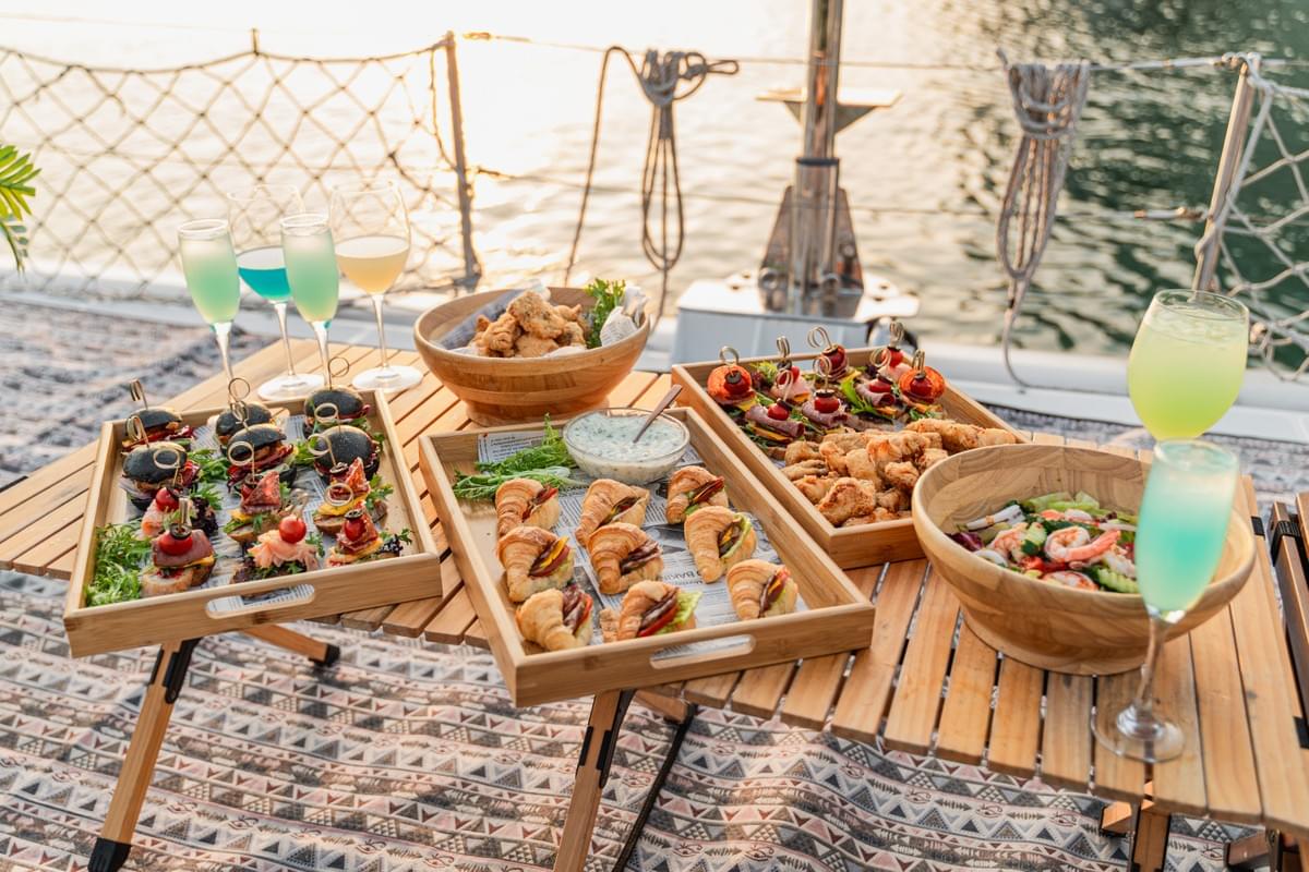 高雄遊艇出租、高雄遊艇晚餐、高雄遊艇包船、高雄遊艇趴推薦船上餐廳