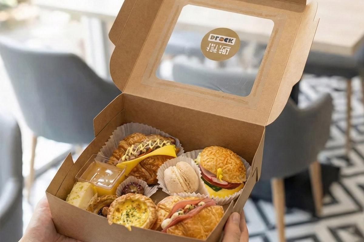 高雄餐盒推薦 款式，手拿街趣BLOCK&派對窩的高雄西點餐盒，內含可頌、塔類、馬卡龍與迷你漢堡等精緻點心，適合企業會議與包場活動使用