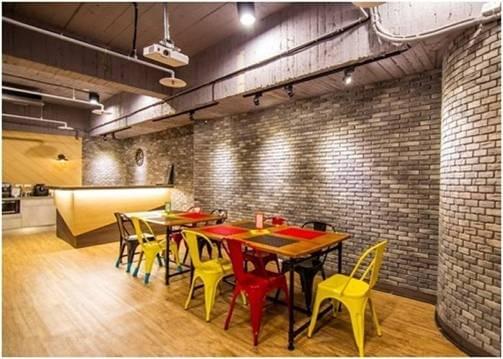 我們提供印表機、傳真機、列印機、裁紙機設備等服務，進駐客戶不需額外添購。