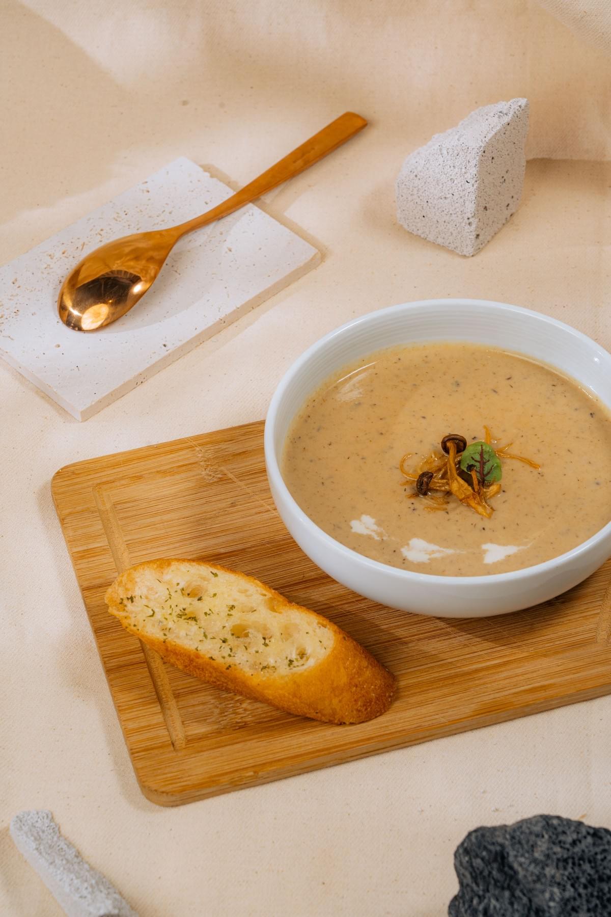 沈浸在浪漫的高雄約會餐廳，體驗到不僅僅只有高雄景觀餐廳的美，更是融合高雄特色及美食於餐廳氛圍中