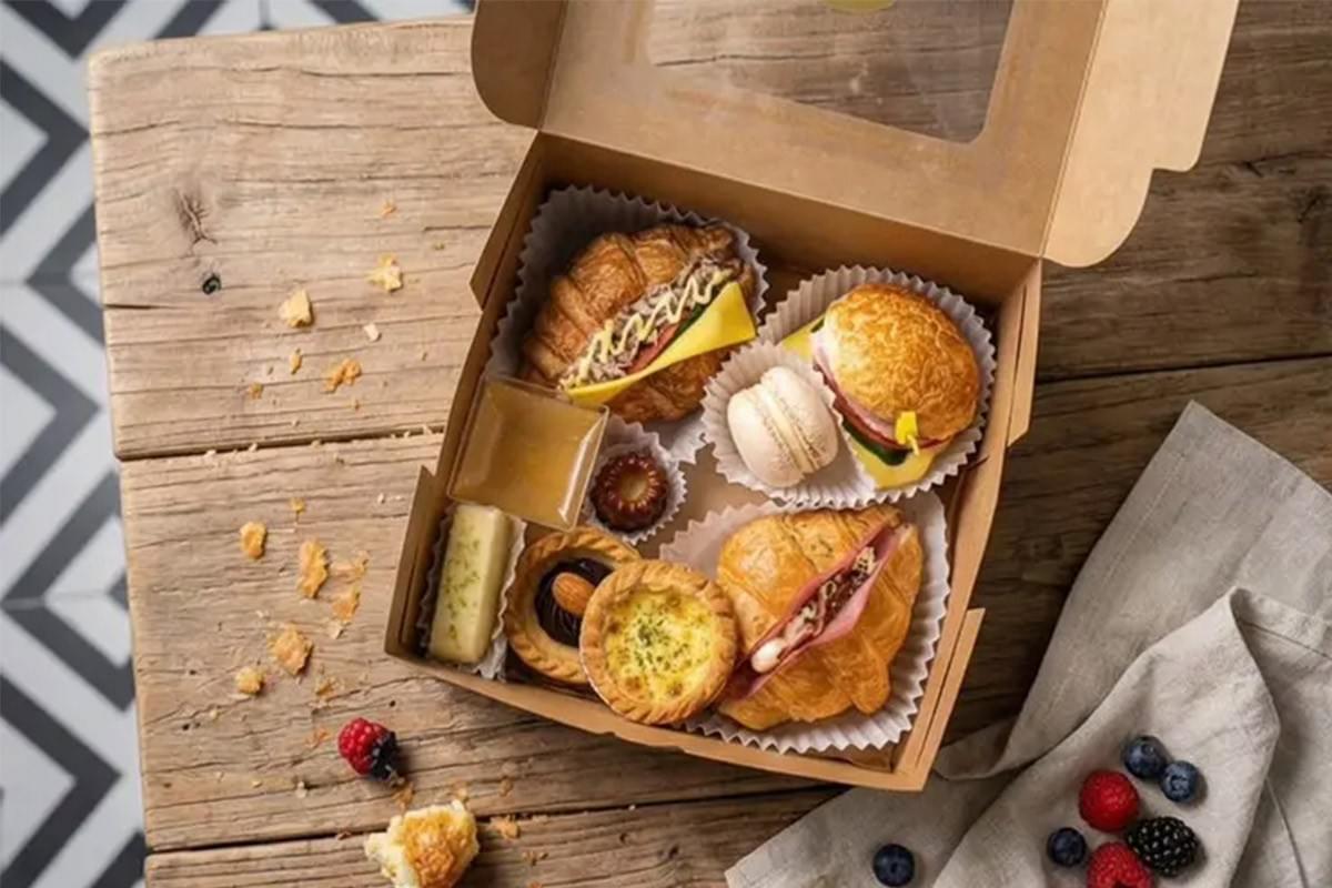 街趣BLOCK推出的高雄點心餐盒，內含可頌、塔類、馬卡龍與小點心，搭配木桌與莓果擺拍，呈現西點午茶的精緻質感