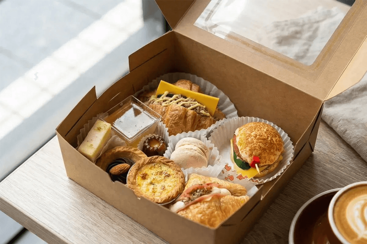 街趣BLOCK&提供的精緻活動餐盒，包含多款可頌、甜點與迷你漢堡，適合作為高雄包場餐廳聚會與會議點心