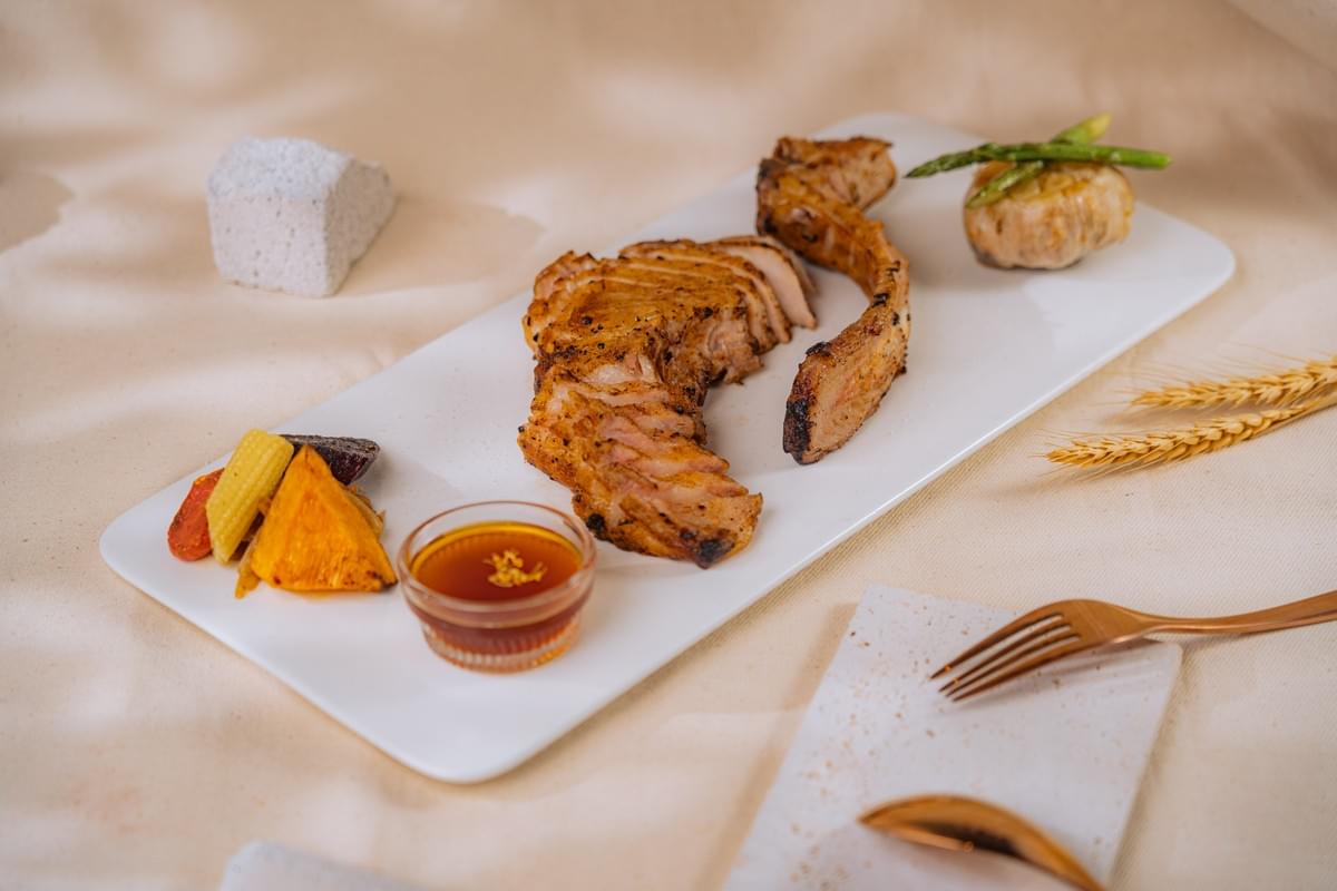 我們的廚師團隊由法國的經驗豐富的大廚領導，他們精心烹製傳統的法式佳餚。無論您是品嚐著酥脆可口的鮮美法式焗蝸牛、沉浸在香濃誘人的法式洋蔥湯中，還是享受著嫩滑多汁的牛肉布丁，每一口都將帶給您一份法國風情和美味。