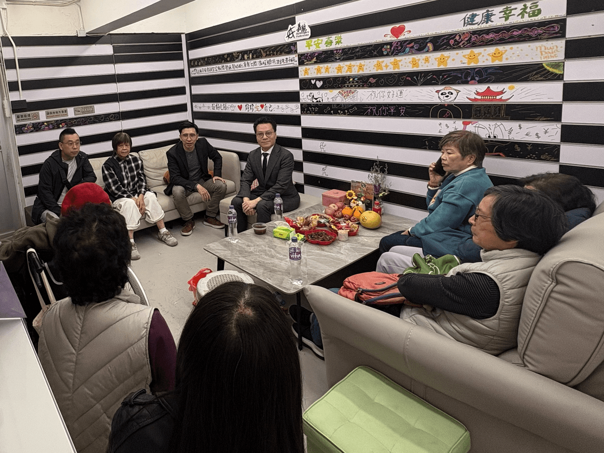 具備法律背景的「義能」義工譚健業先生到訪大埔「宏福客廳」，與宏福苑居民在輕鬆溫馨的氛圍下共聚。譚先生透過耐心的傾聽與專業講解，將法律知識融入日常生活對話中，化身「心靈樹窿」為街坊梳理生活瑣事與法律疑難，實踐「專業落地」的社區關懷精神。