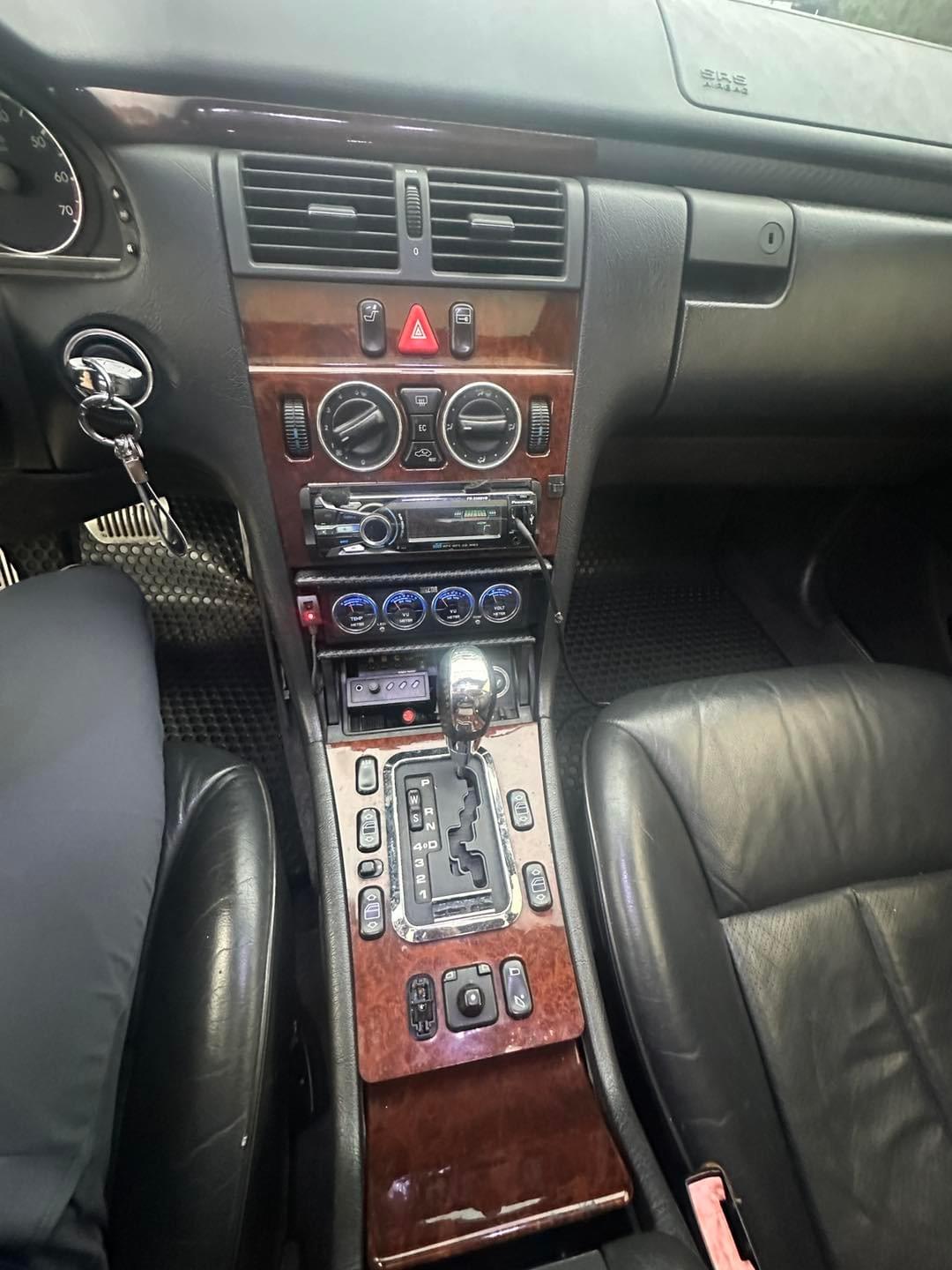 1998式 Mercedes-Benz E240 (W210)