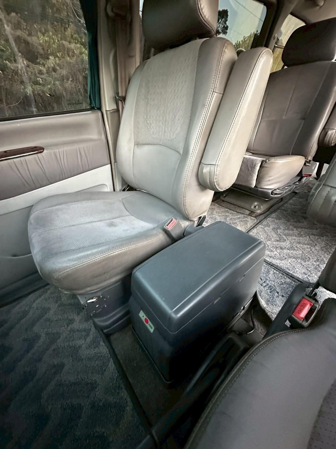 2000  Mitsubishi Space Gear 2.4短軸 7人座