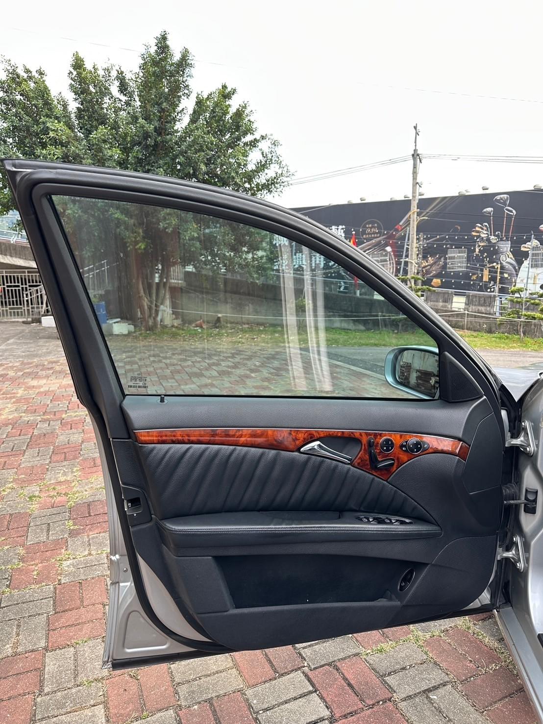 2005式 Mercedes-Benz W211 E240
